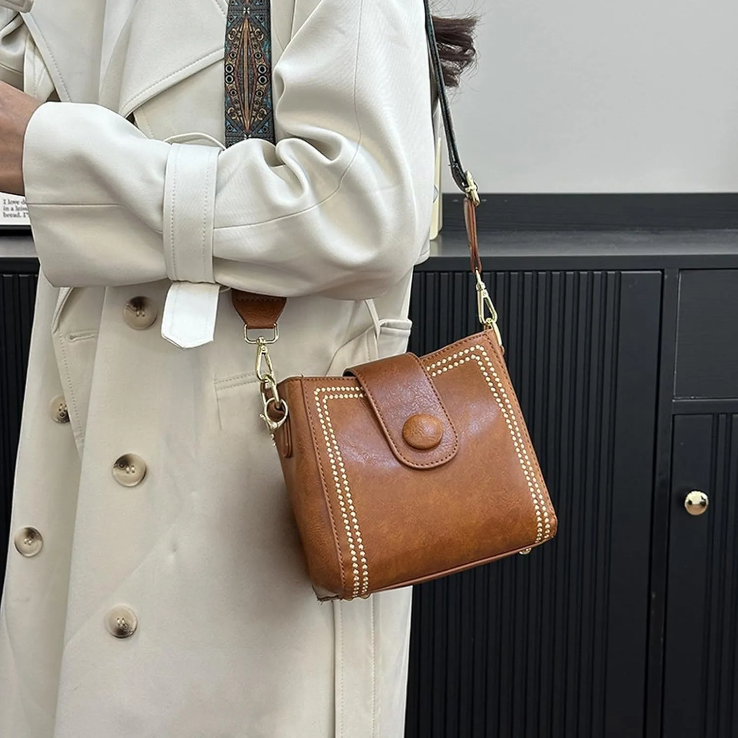 Bootara Bucket Bag for Women Vintage Retro Crossbody Bucket Bags with Adjustable Guitar Strap Trendy Leather Handbags